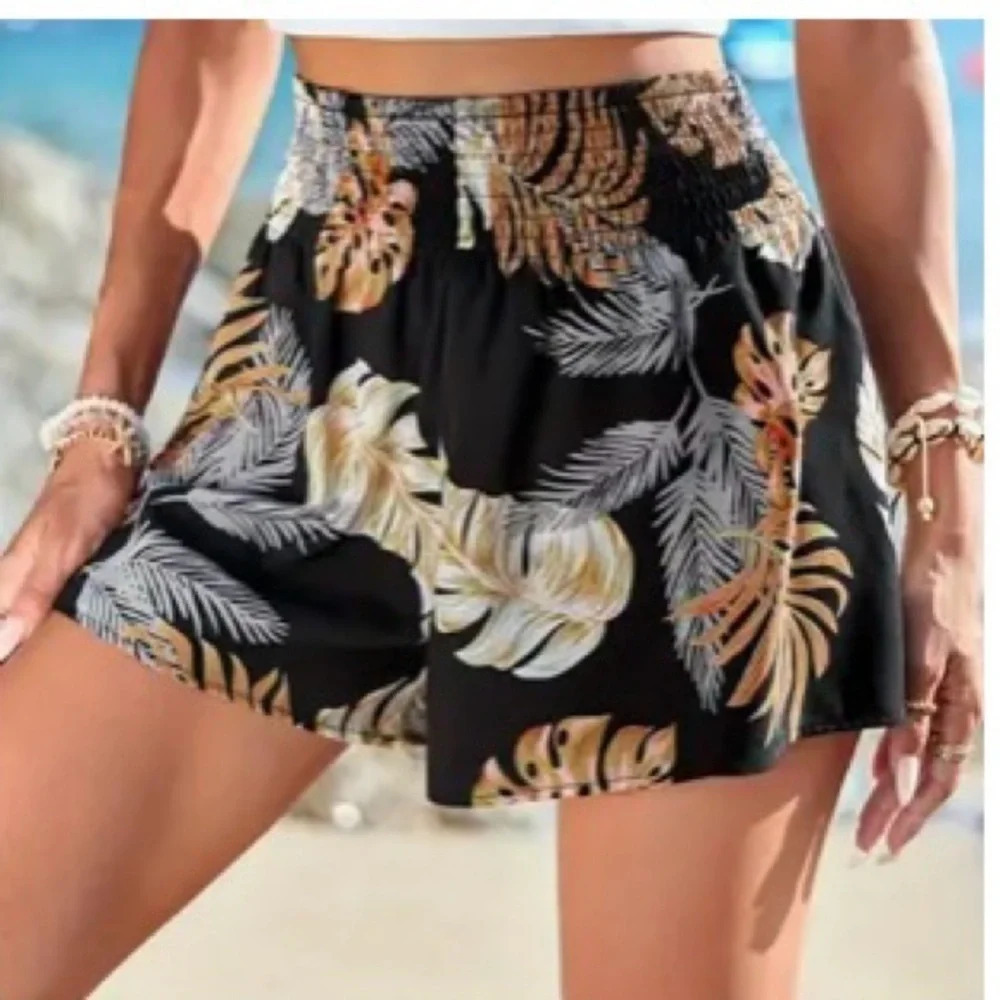 Women’s high waist earth tone leaf print lightweight shorts Large